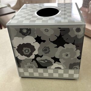 Elegant tissue holder